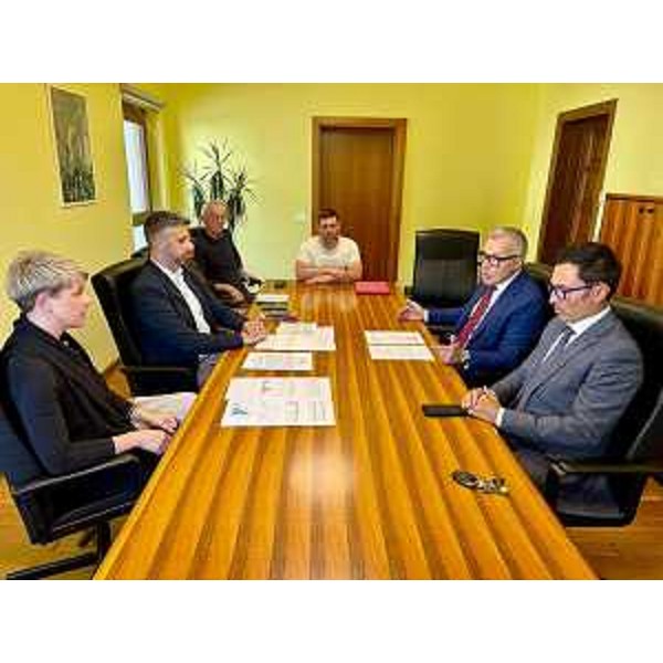 L'assessore regionale alle Attività produttive Sergio Emidio Bini (il secondo da destra) durante l'incontro ad Arta Terme - L'assessore regionale alle Attività produttive Sergio Emidio Bini (il secondo da destra) durante l'incontro ad Arta Terme