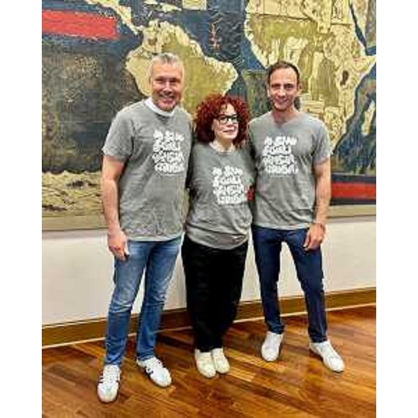Il governatore Massimiliano Fedriga, l'assessore al Turismo Sergio Emidio Bini e la presidente di Its Arcademy Barbara Franchin con la nuova t-shirt "Io sono Friuli Venezia Giulia" - Il governatore Massimiliano Fedriga, l'assessore al Turismo Sergio Emidio Bini e la presidente di Its Arcademy Barbara Franchin con la nuova t-shirt "Io sono Friuli Venezia Giulia"