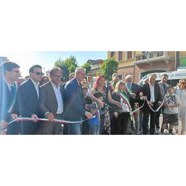 Il presidente del Cr Fvg, Mauro Bordin, quarto da sinistra nella foto, accanto ai colleghi consiglieri Mauro Di Bert e Igor Treleani durante il taglio del nastro - Il presidente del Cr Fvg, Mauro Bordin, quarto da sinistra nella foto, accanto ai colleghi consiglieri Mauro Di Bert e Igor Treleani durante il taglio del nastro