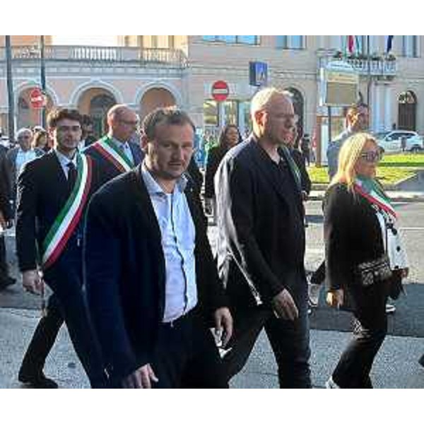 Il presidente Bordin, secondo da sinistra, accanto al collega consigliere Massimiliano Pozzo durante la sfilata - Il presidente Bordin, secondo da sinistra, accanto al collega consigliere Massimiliano Pozzo durante la sfilata