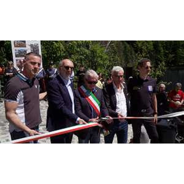 L'assessore Riccardi e le altre autorità al taglio del nastro - L'assessore Riccardi e le altre autorità al taglio del nastro