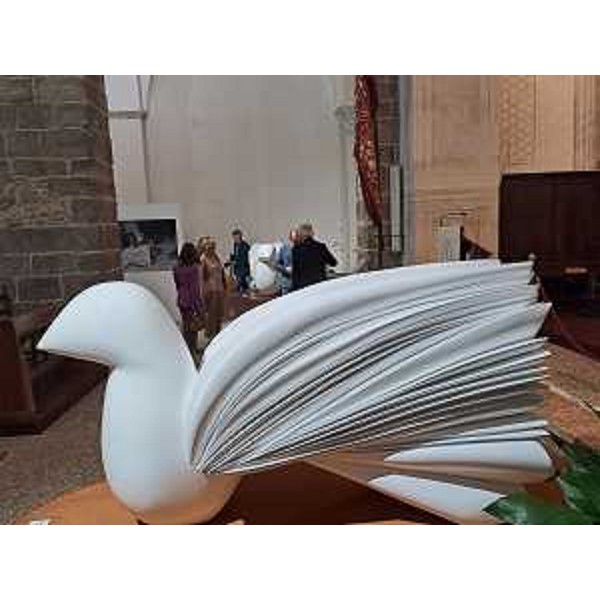 La colomaba della pace esposta all'Abbazia di Rosazzo, opera dell'artista uruguaiano Pablo Atchugarry - La colomaba della pace esposta all'Abbazia di Rosazzo, opera dell'artista uruguaiano Pablo Atchugarry