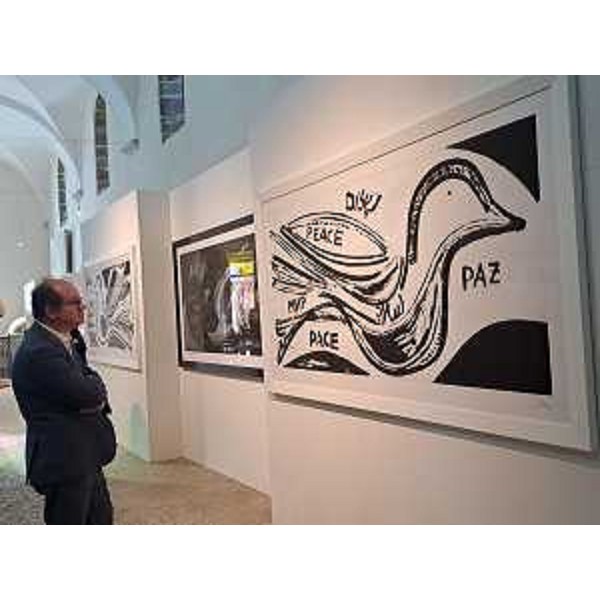 Il vice governatore del Friuli Venezia Giulia con delega alla Cultura, Mario Anzil in visita alla mostra "Messaggi di pace" all'Abbazia di Rosazzo - Il vice governatore del Friuli Venezia Giulia con delega alla Cultura, Mario Anzil in visita alla mostra "Messaggi di pace" all'Abbazia di Rosazzo