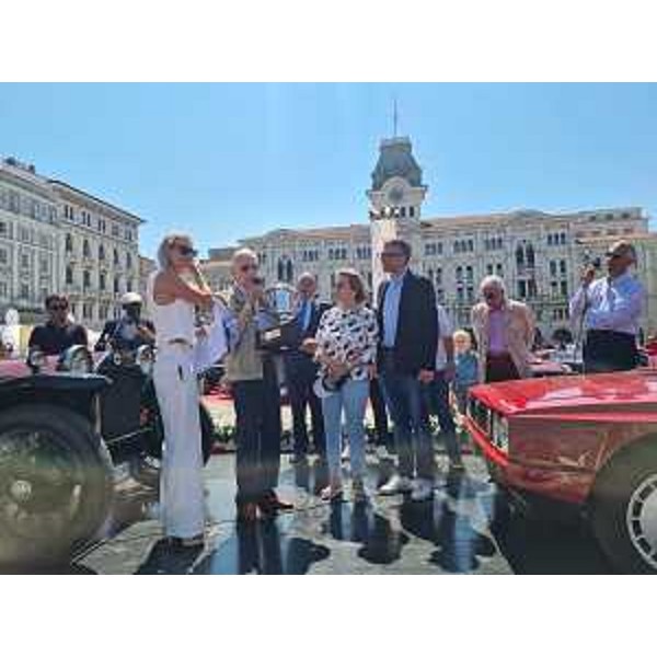 L'assessore regionale Roberti alla premiazione del concorso d'auto d'epoca Città di Trieste - L'assessore regionale Roberti alla premiazione del concorso d'auto d'epoca Città di Trieste