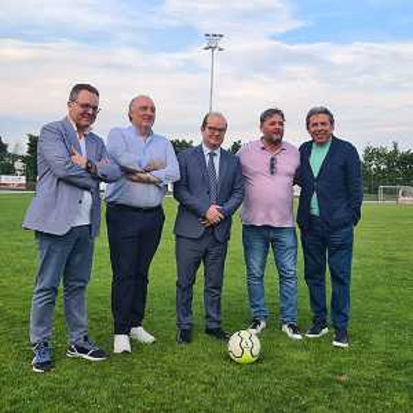 Il vicegovernatore Mario Anzil (al centro) sul manto erboso della Pro Fagagna - Il vicegovernatore Mario Anzil (al centro) sul manto erboso della Pro Fagagna