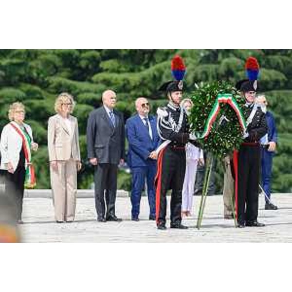 Lassessore al Patrimonio Sebastiano Callari alla cerimonia per il 79° Anniversario della fondazione della Repubblica italiana che si è tenuta a Redipuglia. Vicino a lui il ministro della Giustizia Carlo Nordio. - Lassessore al Patrimonio Sebastiano Callari alla cerimonia per il 79° Anniversario della fondazione della Repubblica italiana che si è tenuta a Redipuglia. Vicino a lui il ministro della Giustizia Carlo Nordio.