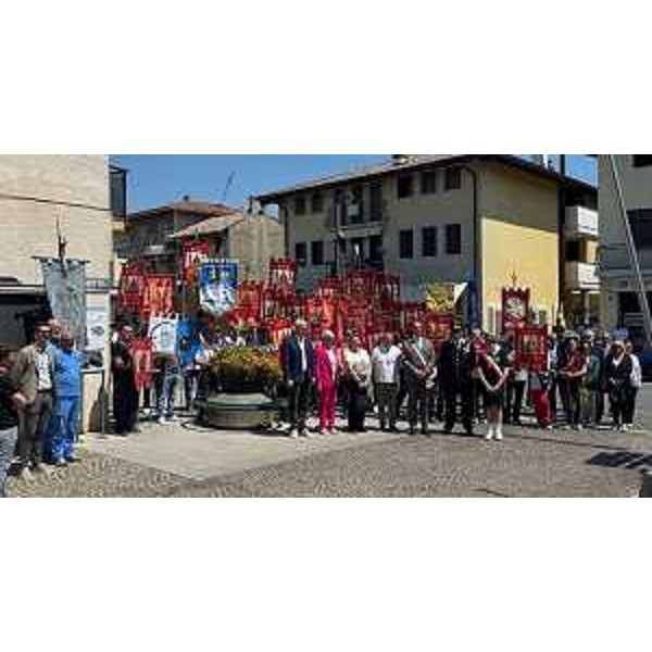 Un momento della cerimonia per i 60 anni della sezione Afds di Carlino - Un momento della cerimonia per i 60 anni della sezione Afds di Carlino