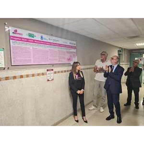 Un momento dell'inauguirazione della sala d'attesa delle strutture complesse di Oncologia e Medicina - Un momento dell'inauguirazione della sala d'attesa delle strutture complesse di Oncologia e Medicina