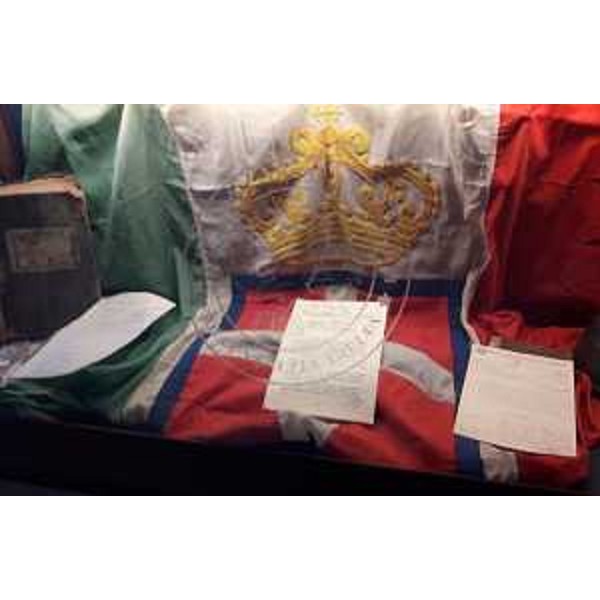 la bandiera appartenuta alla soppressa Legione Carabinieri Reali di Trieste. - la bandiera appartenuta alla soppressa Legione Carabinieri Reali di Trieste. 