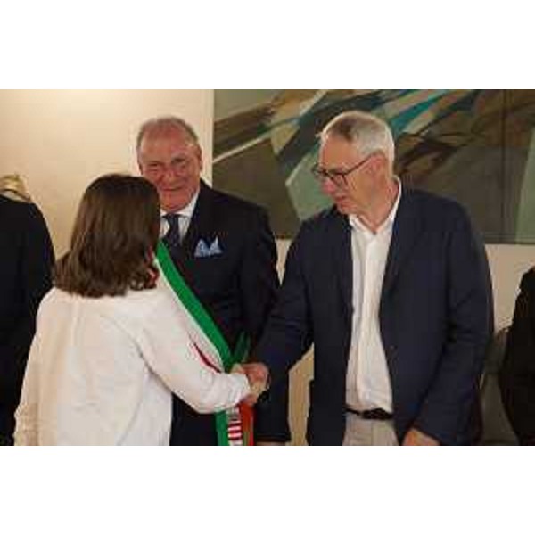 Il presidente del Cr Fvg, Mauro Bordin, durante la consegna della Costituzione ai giovani di Mortegliano. Al suo fianco il sindaco Roberto Zuliani - Il presidente del Cr Fvg, Mauro Bordin, durante la consegna della Costituzione ai giovani di Mortegliano. Al suo fianco il sindaco Roberto Zuliani