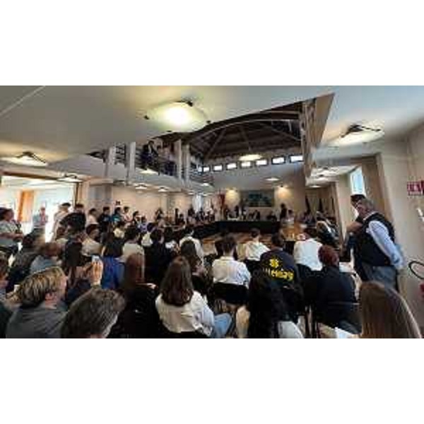 L'affollata sala consiliare di Mortegliano durante la cerimonia - L'affollata sala consiliare di Mortegliano durante la cerimonia