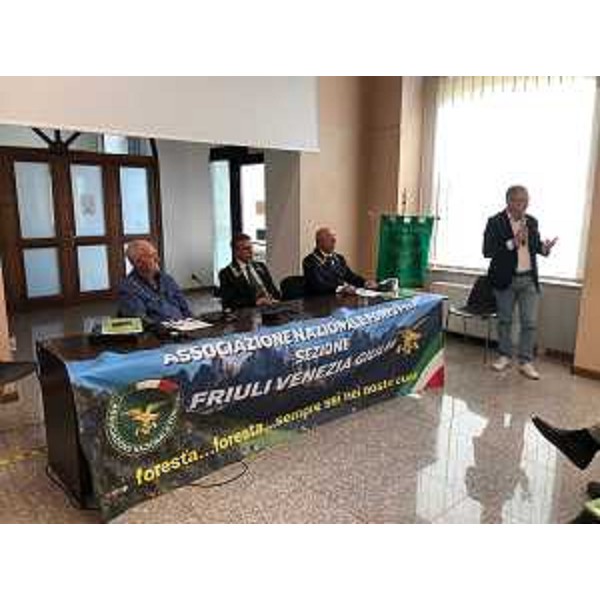 Il saluto iniziale dellassessore alle Risorse agroalimentari Stefano Zannier alla presentazione del volume "Forestali di confine" di Gianfranco Ciuffarin - Il saluto iniziale dellassessore alle Risorse agroalimentari Stefano Zannier alla presentazione del volume "Forestali di confine" di Gianfranco Ciuffarin