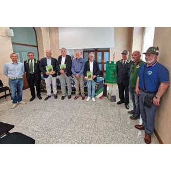 Foto di gruppo al termine della presentazione. - Foto di gruppo al termine della presentazione.