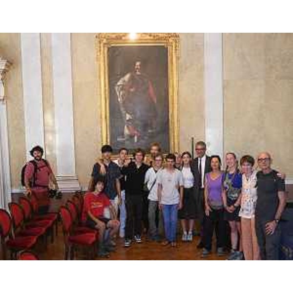 L'assessore Roberti nel salone di Rappresentanza della Regione a Trieste con i partecipanti al progetto "Strade maestre" - L'assessore Roberti nel salone di Rappresentanza della Regione a Trieste con i partecipanti al progetto "Strade maestre"