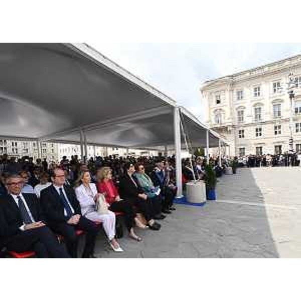 Il vicegovernatore Anzil (secondo da sinistra) e l'assessore Roberti (primo da sinistra) alla cerimonia per i 211 anni di fondazione dell'Arma dei Carabinieri - Il vicegovernatore Anzil (secondo da sinistra) e l'assessore Roberti (primo da sinistra) alla cerimonia per i 211 anni di fondazione dell'Arma dei Carabinieri