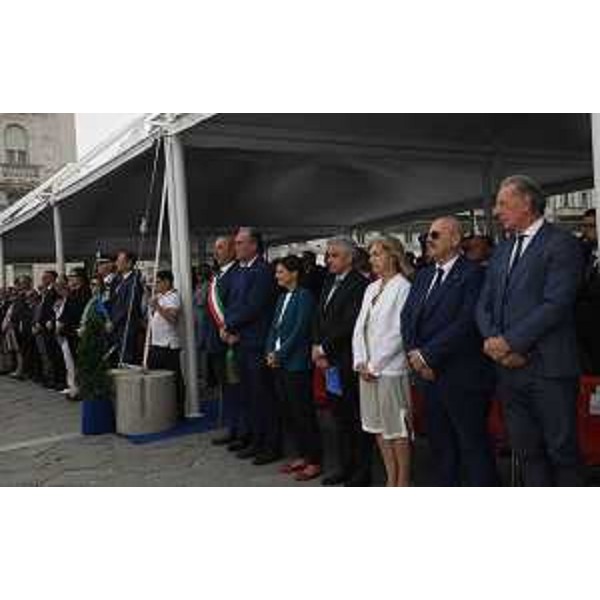 L'assessore Callari (secondo da destra) e l'assessore Scoccimarro (primo da destra) alla cerimonia per i 211 anni di fondazione dell'Arma dei Carabinieri - L'assessore Callari (secondo da destra) e l'assessore Scoccimarro (primo da destra) alla cerimonia per i 211 anni di fondazione dell'Arma dei Carabinieri