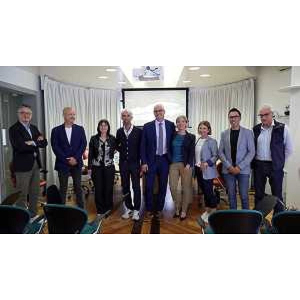 L'assessore regionale alle Finanze Barbara Zilli con le autorità intervenute alla presentazione del secondo lotto della pista ciclabile Tolmezzo - Amaro - Stazione Carnia - Alpe Adria - L'assessore regionale alle Finanze Barbara Zilli con le autorità intervenute alla presentazione del secondo lotto della pista ciclabile Tolmezzo - Amaro - Stazione Carnia - Alpe Adria