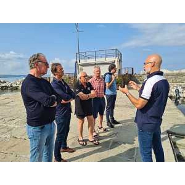 L'assessore Scoccimarro (a sinistra) durante il sopralluogo nel porticciolo di Barcola - L'assessore Scoccimarro (a sinistra) durante il sopralluogo nel porticciolo di Barcola