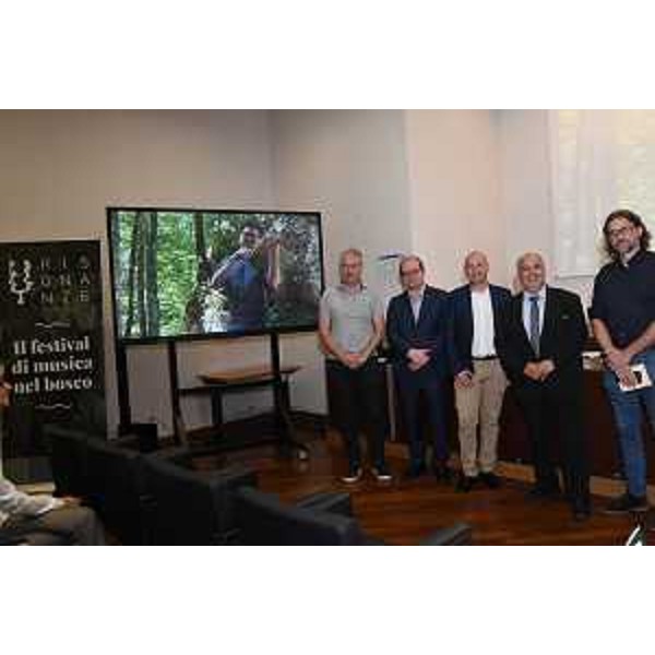 Il vicegovernatore Anzil (secondo da sinistra) alla presentazione della decima edizione del festival "Risonanze" - Il vicegovernatore Anzil (secondo da sinistra) alla presentazione della decima edizione del festival "Risonanze"