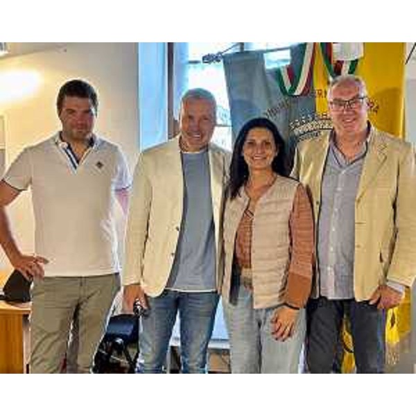 L'assessore regionale Sergio Emidio Bini (al centro) con la viceministro Vannia Gava e gli amministratori del Comune di Forni di Sopra. - L'assessore regionale Sergio Emidio Bini (al centro) con la viceministro Vannia Gava e gli amministratori del Comune di Forni di Sopra.