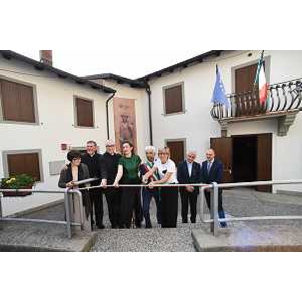 L'assessore regionale Barbara Zilli (al centro) all'inaugurazione della mostra di Illegio. - L'assessore regionale Barbara Zilli (al centro) all'inaugurazione della mostra di Illegio.