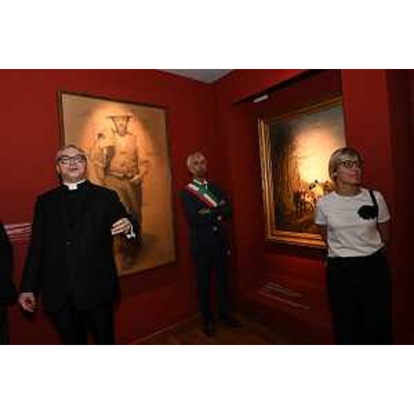 L'assessore regionale Barbara Zilli in un momento della visita della mostra di Illegio "Ricchezza. Dilemma perenne". - L'assessore regionale Barbara Zilli in un momento della visita della mostra di Illegio "Ricchezza. Dilemma perenne".