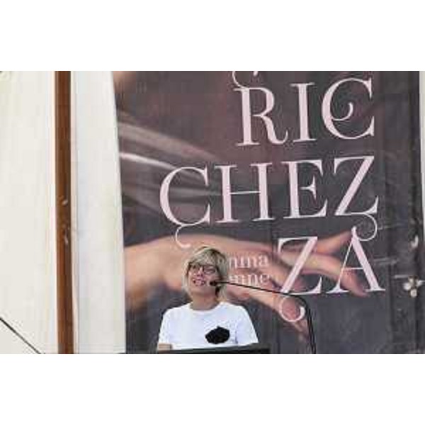 L'assessore Barbara Zilli all'inaugurazione della mostra di Illegio, giunta quest'anno alla ventunesima edizione - L'assessore Barbara Zilli all'inaugurazione della mostra di Illegio, giunta quest'anno alla ventunesima edizione