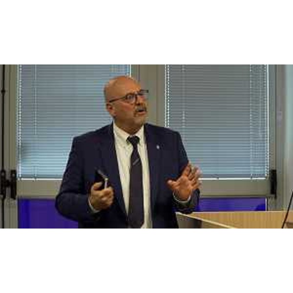 L'assessore Callari nel corso del suo intervento - L'assessore Callari nel corso del suo intervento