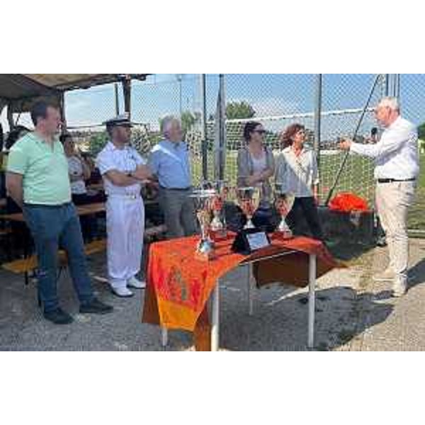 Il presidente del Cr Fvg, Mauro Bordin, prende la parola durante la premiazione del torneo "Aziende sul Campo", a San Giorgio di Nogaro. Primo a sinistra, il consigliere regionale Massimiliano Pozzo - Il presidente del Cr Fvg, Mauro Bordin, prende la parola durante la premiazione del torneo "Aziende sul Campo", a San Giorgio di Nogaro. Primo a sinistra, il consigliere regionale Massimiliano Pozzo