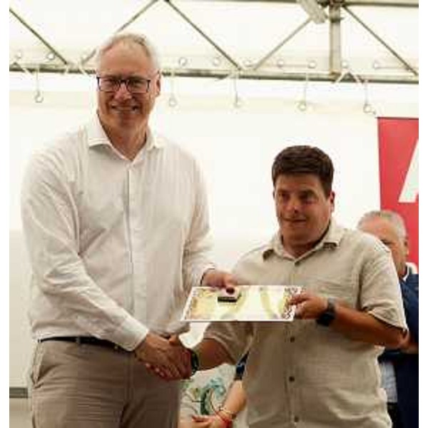 Il presidente del Cr Fvg, Mauro Bordin, premia i donatori di sangue di Palazzolo dello Stella - Il presidente del Cr Fvg, Mauro Bordin, premia i donatori di sangue di Palazzolo dello Stella