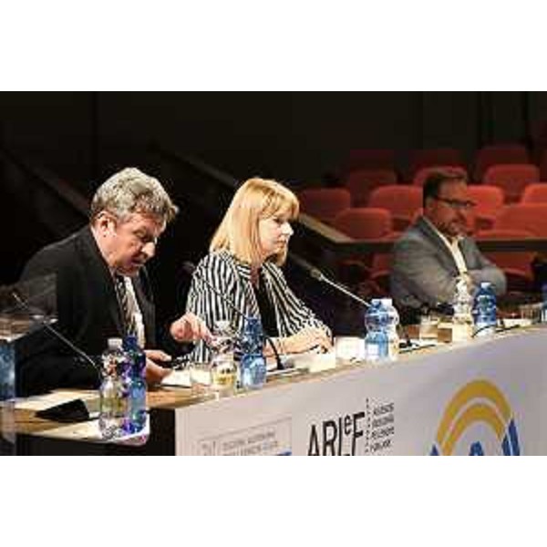 Il tavolo dei relatori con Franco Finco e Patrizia Pavatti. A destra William Cisilino, direttore dell'Arlef - Il tavolo dei relatori con Franco Finco e Patrizia Pavatti. A destra William Cisilino, direttore dell'Arlef