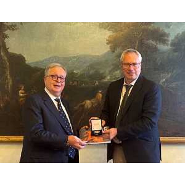 Da destra: il presidente del Consiglio regionale, Mauro Bordin, mentre conferisce il sigillo del Cr Fvg al dottor Giuseppe Losasso - Da destra: il presidente del Consiglio regionale, Mauro Bordin, mentre conferisce il sigillo del Cr Fvg al dottor Giuseppe Losasso