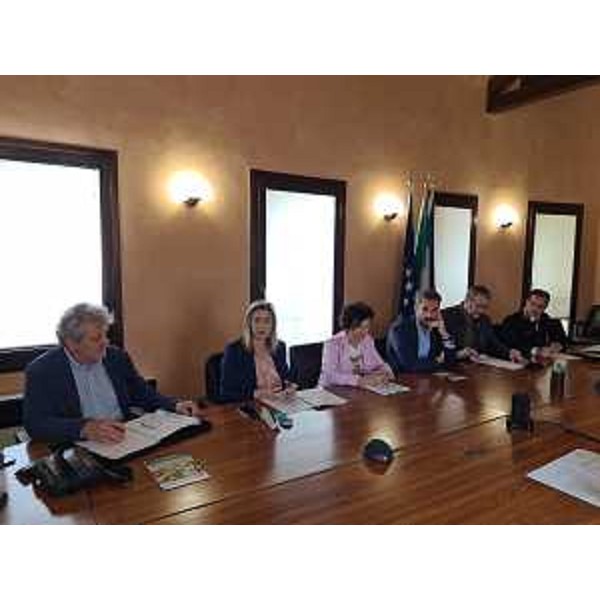 L'assessore regionale Cristina Amirante, al centro, nel suo intervento durante la presentazione del nuovo sisstema di alert digitale rigurdante i guadi del Cellina-Meduna - L'assessore regionale Cristina Amirante, al centro, nel suo intervento durante la presentazione del nuovo sisstema di alert digitale rigurdante i guadi del Cellina-Meduna