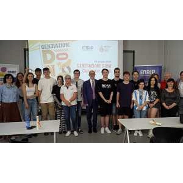 L'assessore Riccardi alla cerimonia di premiazione degli studenti Enaip che hanno realizzato il progetto grafico per il calendario 2026 dell'Afds - L'assessore Riccardi alla cerimonia di premiazione degli studenti Enaip che hanno realizzato il progetto grafico per il calendario 2026 dell'Afds