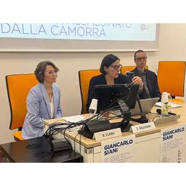 Da sinistra Barbara Clama, presidente dell'Osservatorio antimafia del Fvg, SIlvia Bolognini, direttrice del Dipartimento scienze giuridiche, e Francesco Cautero di Libera - Da sinistra Barbara Clama, presidente dell'Osservatorio antimafia del Fvg, SIlvia Bolognini, direttrice del Dipartimento scienze giuridiche, e Francesco Cautero di Libera