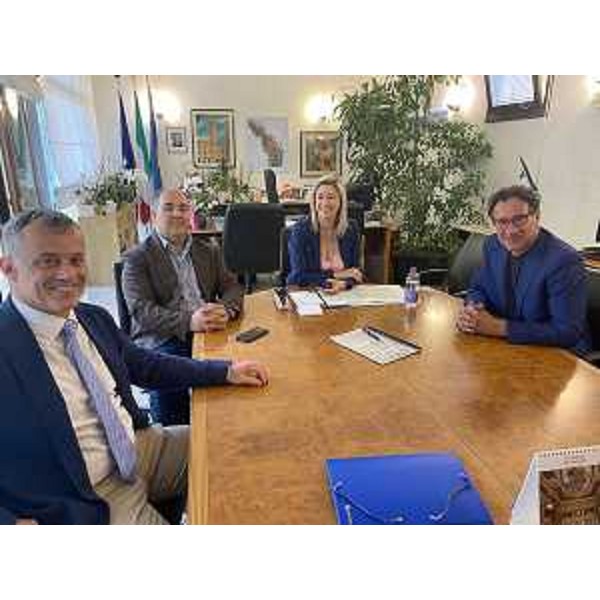 Lassessore regionale a Infrastrutture e territorio Cristina Amirante con (da sx a dx) il direttore di Ater Pn Lorenzo Puzzi, il presidente Mauro Candido e il sindaco di Fontanafredda Michele Pegolo - Lassessore regionale a Infrastrutture e territorio Cristina Amirante con (da sx a dx) il direttore di Ater Pn Lorenzo Puzzi, il presidente Mauro Candido e il sindaco di Fontanafredda Michele Pegolo