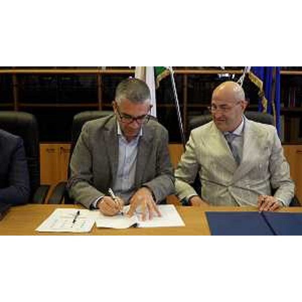 L'assessore regionale Pierpaolo Roberti firma il protocollo d'intesa sulla sicurezza con il prefetto di Pordenone Michele Lastella. - L'assessore regionale Pierpaolo Roberti firma il protocollo d'intesa sulla sicurezza con il prefetto di Pordenone Michele Lastella.