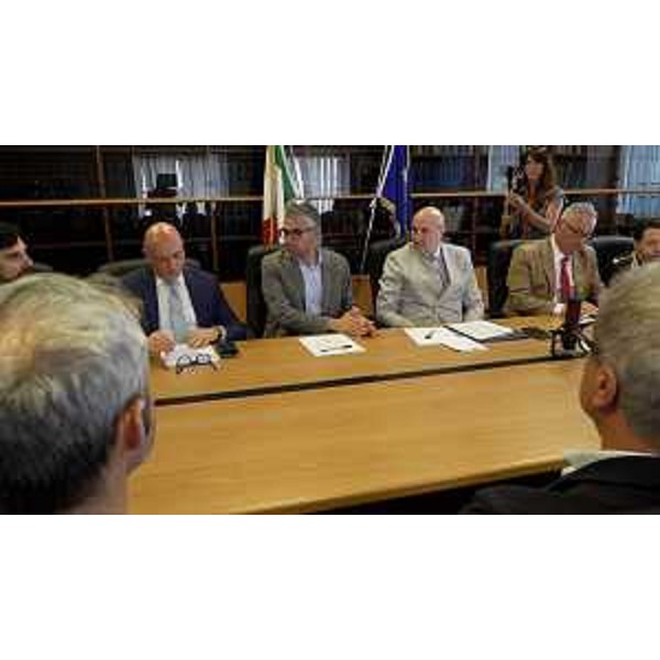 L'assessore regionale Pierpaolo Roberti in Prefettura a Pordenone con le Forze dell'ordine e i sindaci dei 16 Comuni che hanno sottoscritto il protocollo - L'assessore regionale Pierpaolo Roberti in Prefettura a Pordenone con le Forze dell'ordine e i sindaci dei 16 Comuni che hanno sottoscritto il protocollo