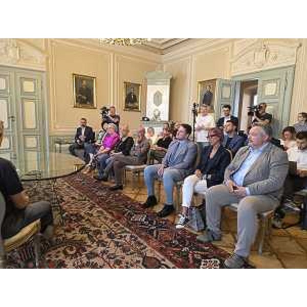 Il consigliere regionale Diego Bernardis (Fp) primo da destra nella prima fila durante la conferenza stampa - Il consigliere regionale Diego Bernardis (Fp) primo da destra nella prima fila durante la conferenza stampa