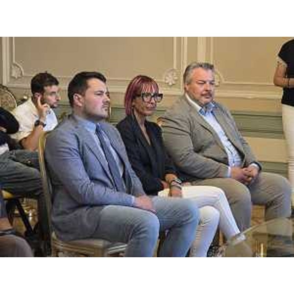 Un'altra immagine del consigliere Bernardis, primo da destra, nel Palazzo comunale di Gorizia - Un'altra immagine del consigliere Bernardis, primo da destra, nel Palazzo comunale di Gorizia