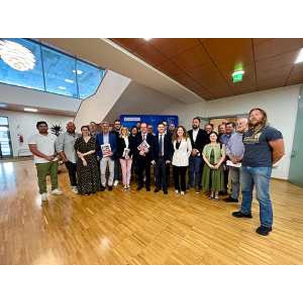 Foto di gruppo con i presenti alla conferenza stampa di presentazione della proposta di legge per il sostegno e la valorizzazione delle rievocazioni storiche - Foto di gruppo con i presenti alla conferenza stampa di presentazione della proposta di legge per il sostegno e la valorizzazione delle rievocazioni storiche