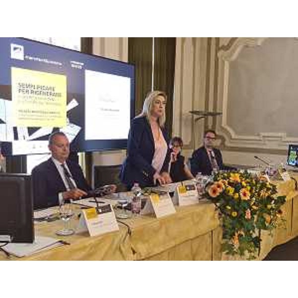 L'assessore regionale Cristina Amirante durante il suo intervento al convegno sulla rigenerazione urbana a Pordenone - L'assessore regionale Cristina Amirante durante il suo intervento al convegno sulla rigenerazione urbana a Pordenone
