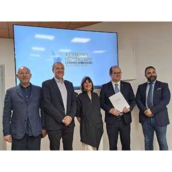 Da sx a dx: Gian Mario Villalta e Alberto Garlini della giuria del Premio Hemnigway, la consigliera comunale delegata alla Cultura Donatella Pasquin, il vice governatore Mario Anzil e il vice sindaco di Lignano Sabbiadoro Manuel Massimiliano La Placa - Da sx a dx: Gian Mario Villalta e Alberto Garlini della giuria del Premio Hemnigway, la consigliera comunale delegata alla Cultura Donatella Pasquin, il vice governatore Mario Anzil e il vice sindaco di Lignano Sabbiadoro Manuel Massimiliano La Placa