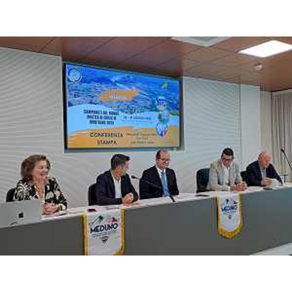 Il vice governatore con delega alla Cultura e sport, Mario Anzil, al centro, alla conferenza stampa di presentazione dei Campionati del mondo Master di corsa in montagna - Il vice governatore con delega alla Cultura e sport, Mario Anzil, al centro, alla conferenza stampa di presentazione dei Campionati del mondo Master di corsa in montagna