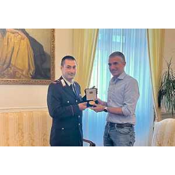 Lassessore alla Sicurezza Pierpaolo Roberti insieme al maresciallo maggiore dei Carabinieri Denis Burolo. - Lassessore alla Sicurezza Pierpaolo Roberti insieme al maresciallo maggiore dei Carabinieri Denis Burolo.