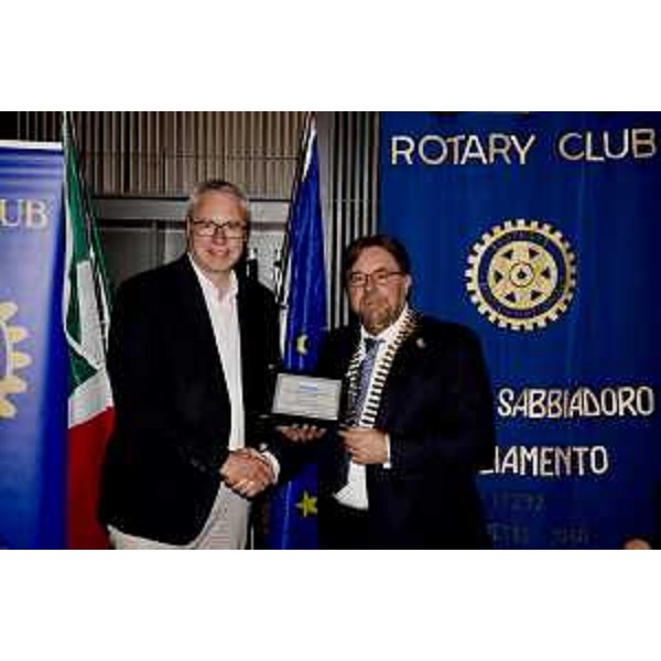 Da sinistra il presidente del Cr, Mauro Bordin mentre consegna il sigillo al presidente del Rotary Club, Simone Cicuttin - Da sinistra il presidente del Cr, Mauro Bordin mentre consegna il sigillo al presidente del Rotary Club, Simone Cicuttin