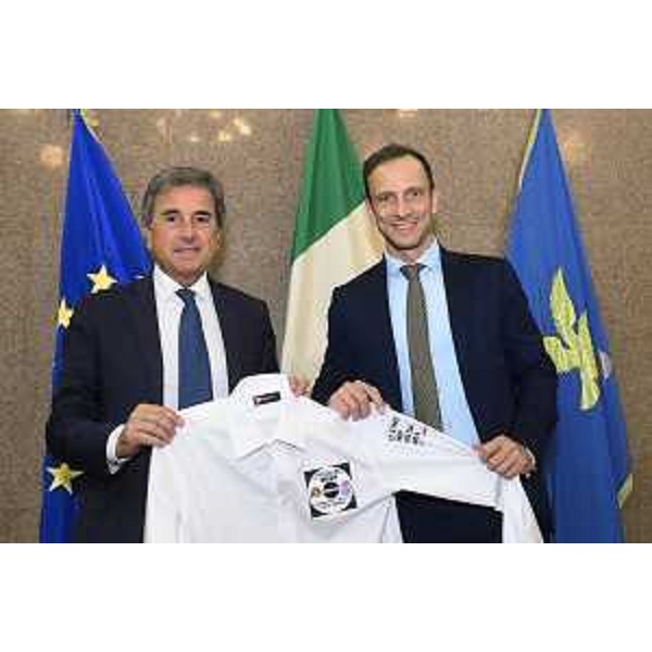 Il governatore Massimiliano Fedriga (a destra) con i presiedente della Lega del Ciclismo Professionistico Roberto Pella - Il governatore Massimiliano Fedriga (a destra) con i presiedente della Lega del Ciclismo Professionistico Roberto Pella