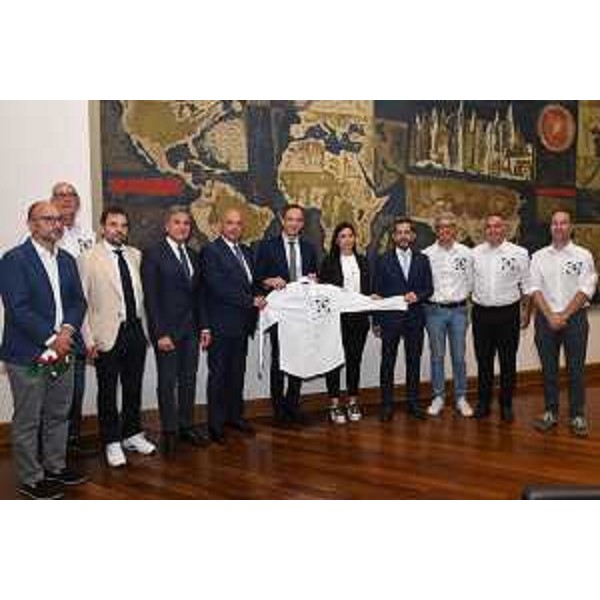 Foto di gruppo con il governatore Massimiliano Fedriga nella sala Predonzani del Palazzo della Regione a Trieste - Foto di gruppo con il governatore Massimiliano Fedriga nella sala Predonzani del Palazzo della Regione a Trieste