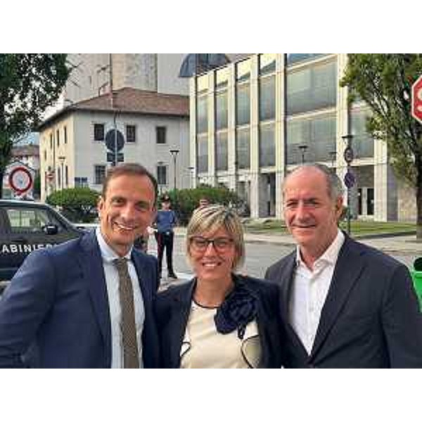 Il governatore del Friuli Venezia Giulia Massimiliano Fedriga (a sinistra), l'assessore regionale alle Finanze Barbara Zilli (al centro) e il governatore del Veneto Luca Zaia - Il governatore del Friuli Venezia Giulia Massimiliano Fedriga (a sinistra), l'assessore regionale alle Finanze Barbara Zilli (al centro) e il governatore del Veneto Luca Zaia