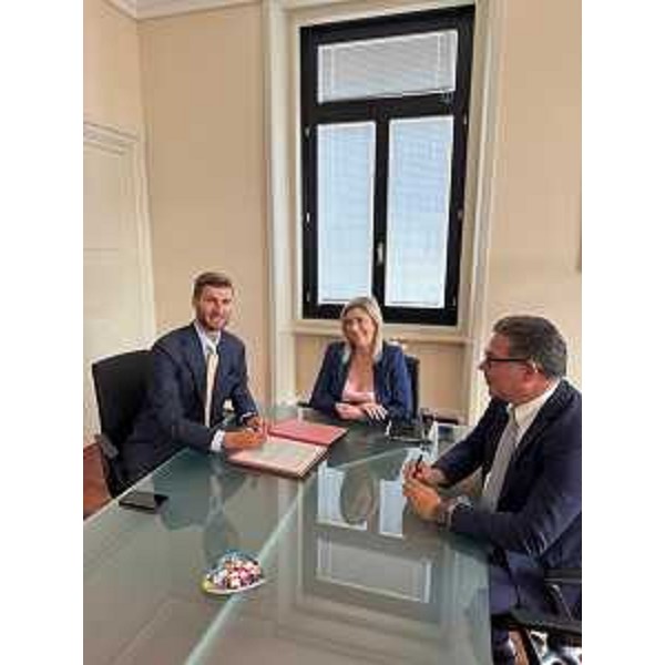 L'assessore regionale Cristina Amirante, a sinistra il presidente di Fvg Strade, a destra l'amministratore delegato di Trieste Airport Marco Consalvo - L'assessore regionale Cristina Amirante, a sinistra il presidente di Fvg Strade, a destra l'amministratore delegato di Trieste Airport Marco Consalvo